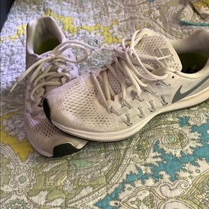 Nike soon Pegasus 33 white sneakers